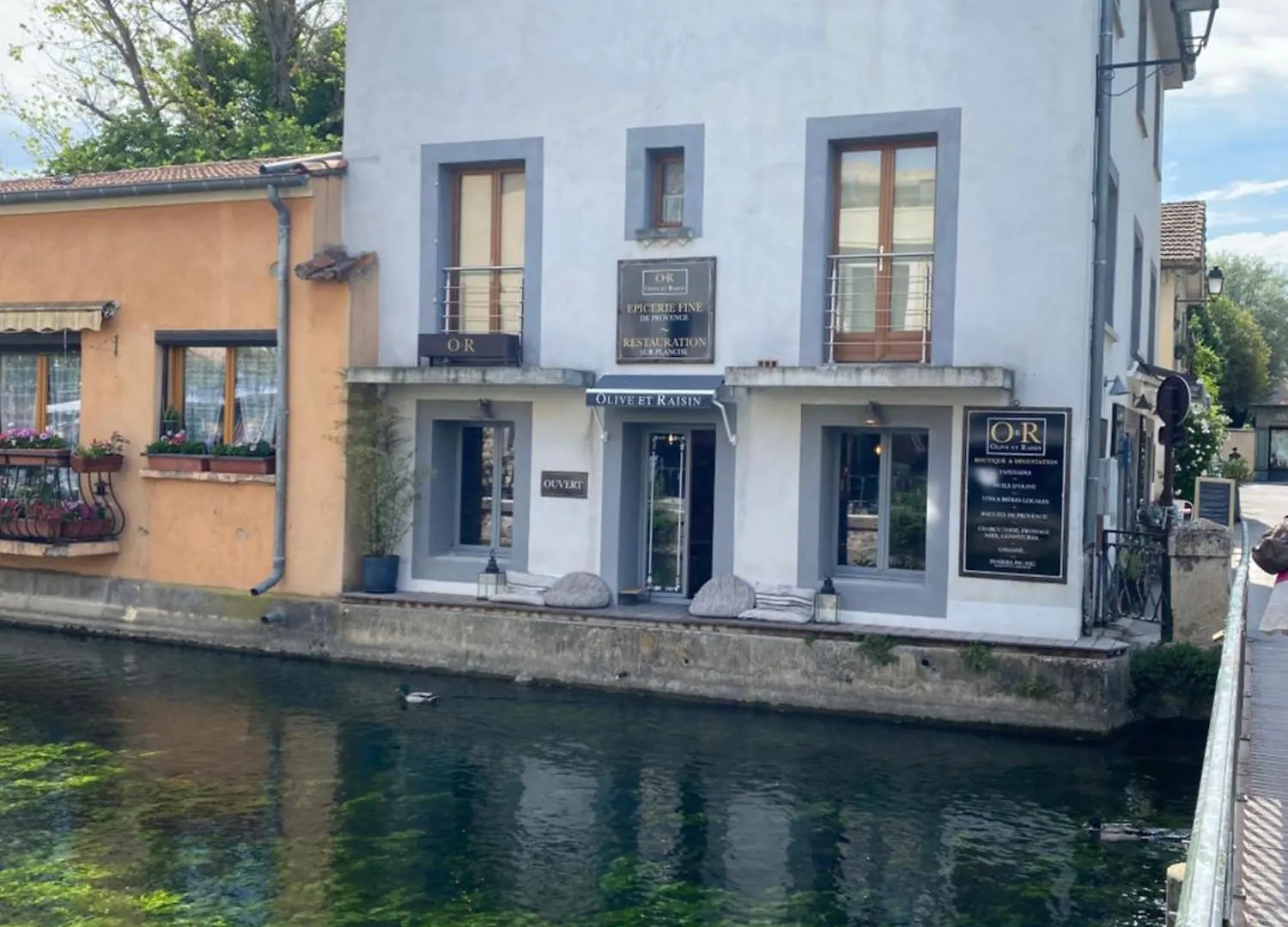Raisin- appartement familial donnant sur la Sorgue LʼIsle-sur-la-Sorgue